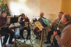 Ein Bläserquintett spielt Weihnachtsmusik